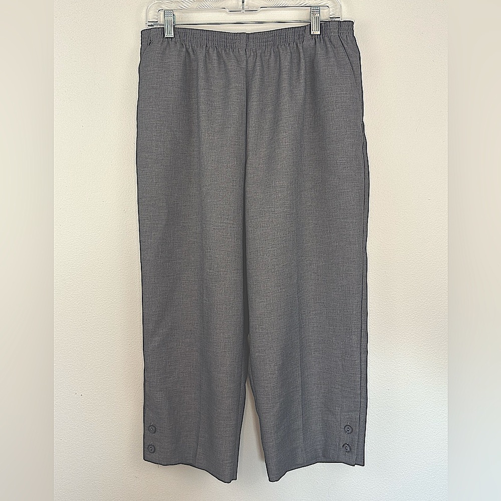 Alfred Dunner Relaxed Fit Pull-on Gray Cropped Pant with Button Detail, Sz 14